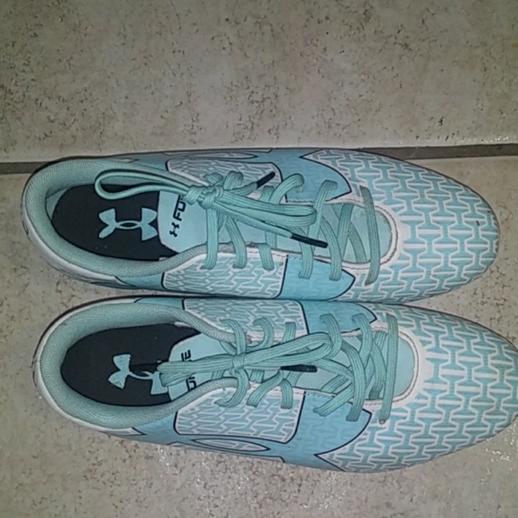 Soccer cleats - Picture 1 of 4